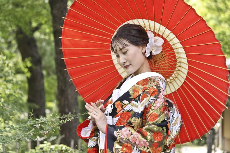 鮮やかな番傘と色打掛のご新婦様ソロ