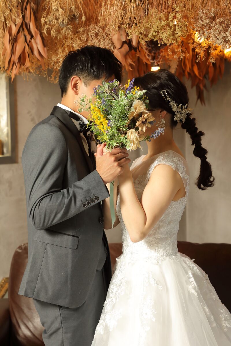 ブーケで照れ隠しの洋装カット