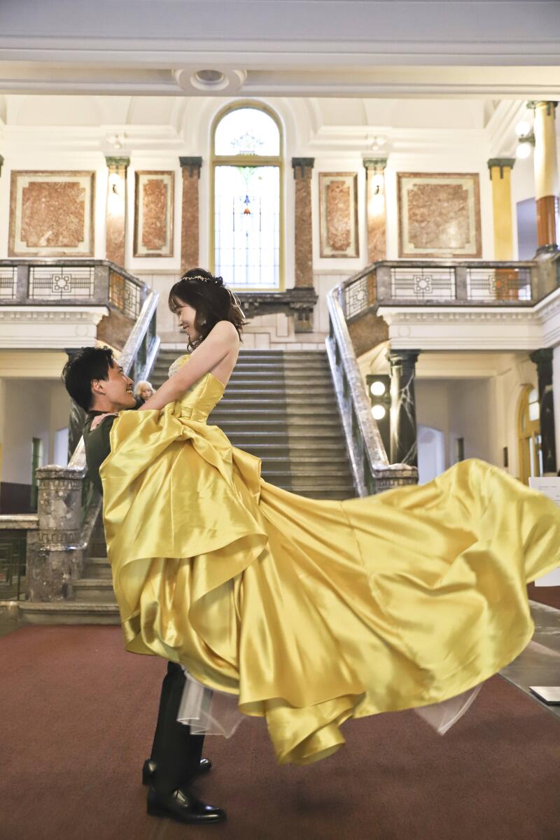 洋館にてご新婦様を軽々抱え上げて