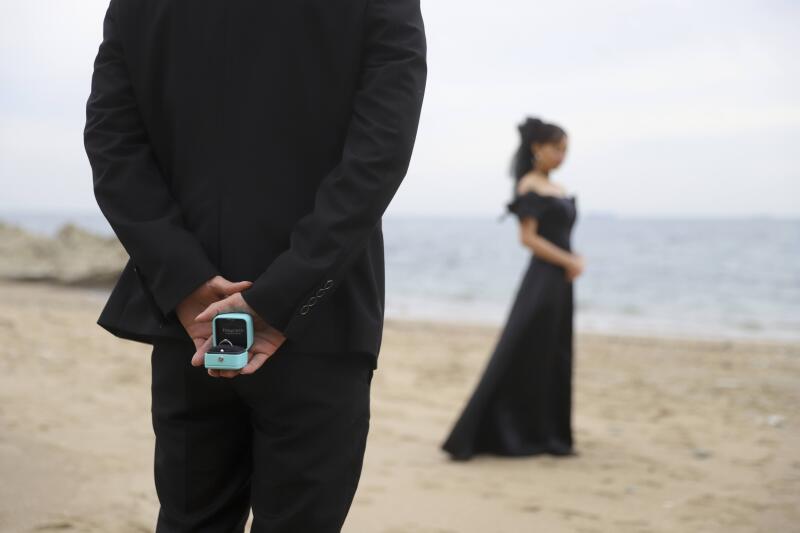 ブルーボックスが映える海辺