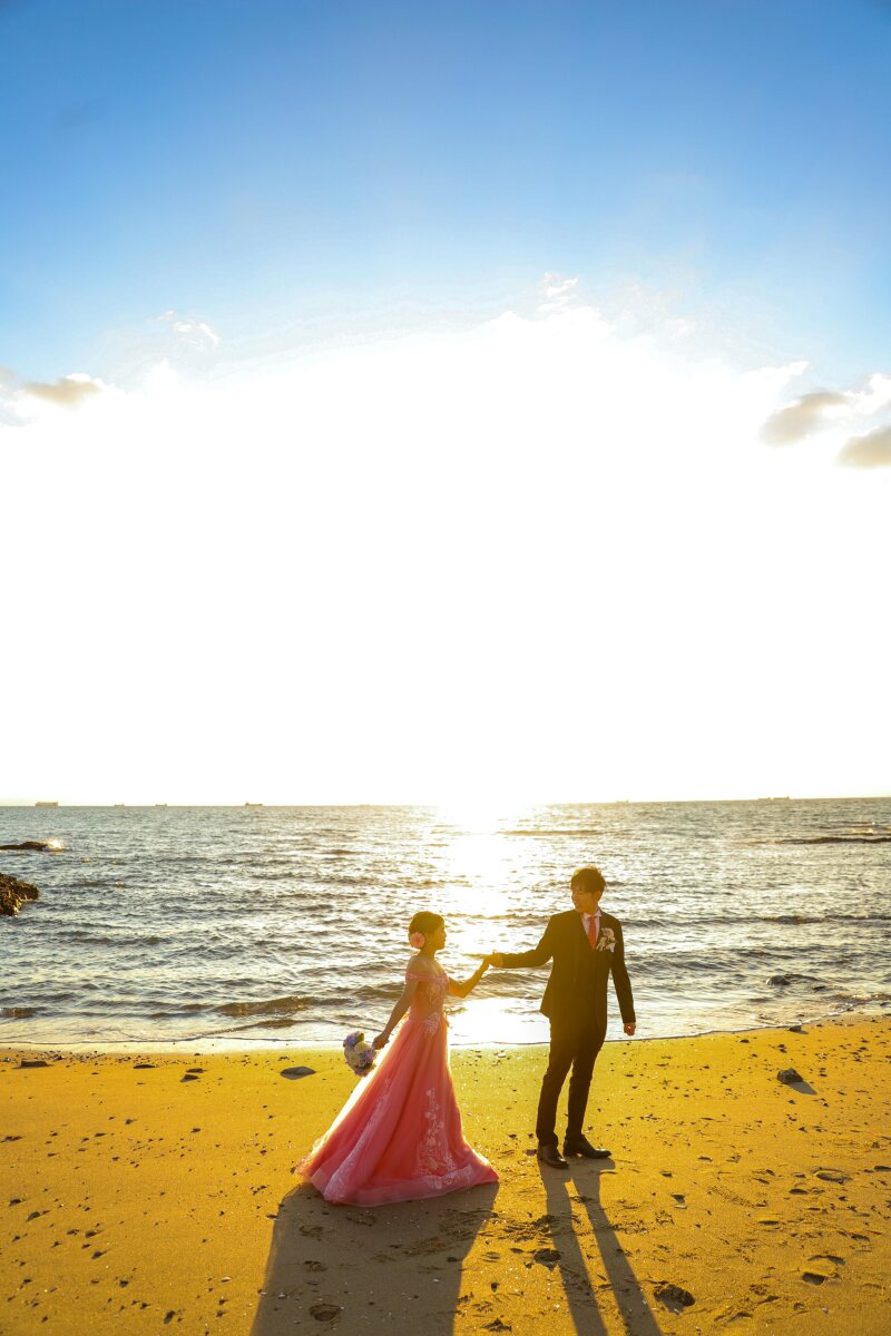 黄金色に輝く砂浜の散歩