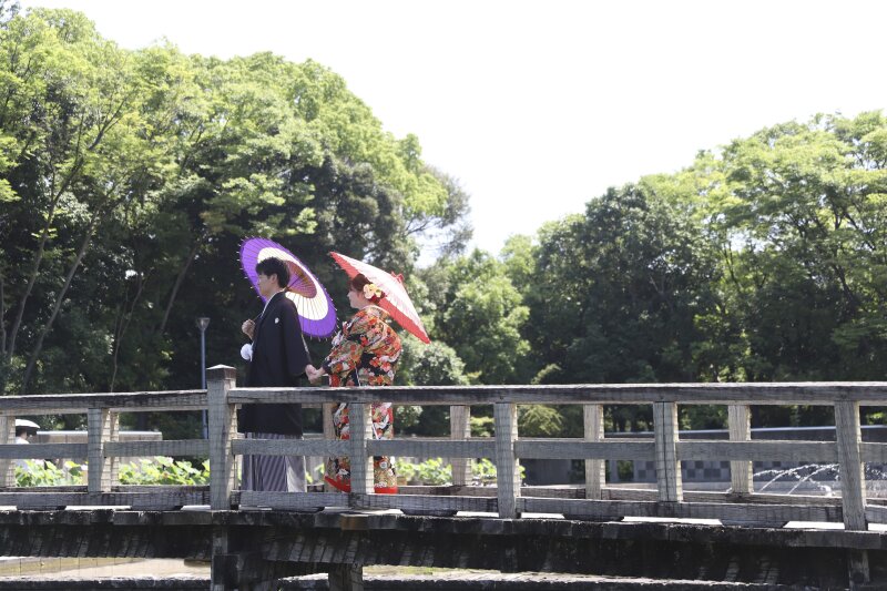 緑豊かな太鼓橋での番傘お散歩