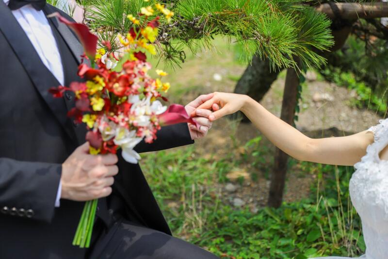 松の木陰でそっと重なる手