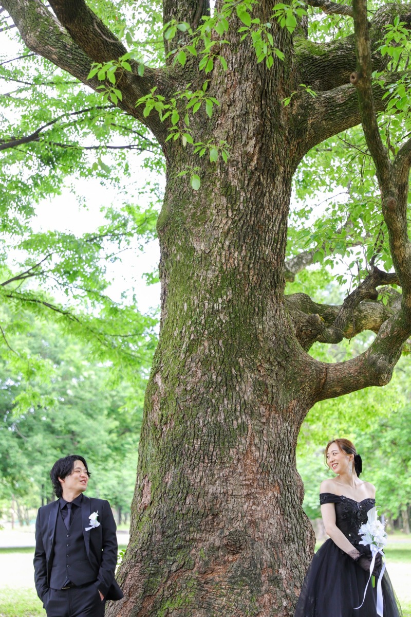 大樹のもとで佇む