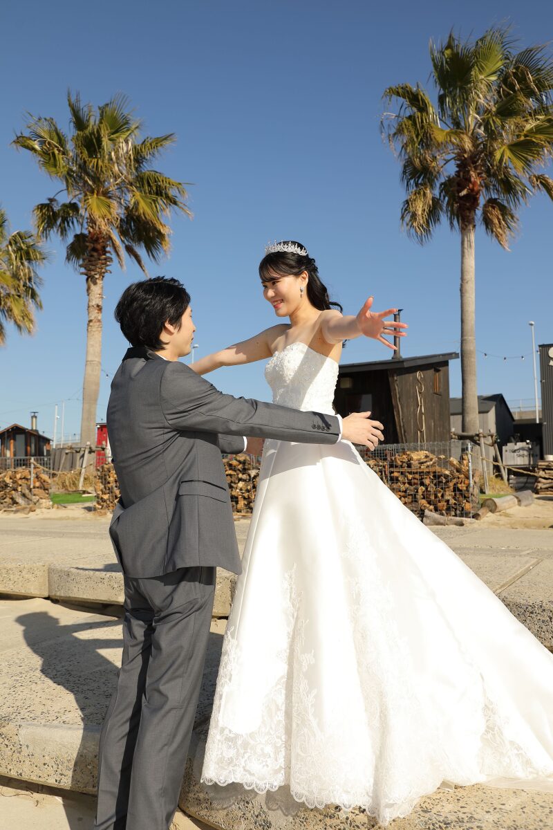 ヤシの木の下で開放的な一枚を