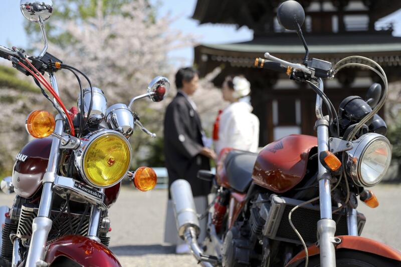 バイク越しのおふたりのカット