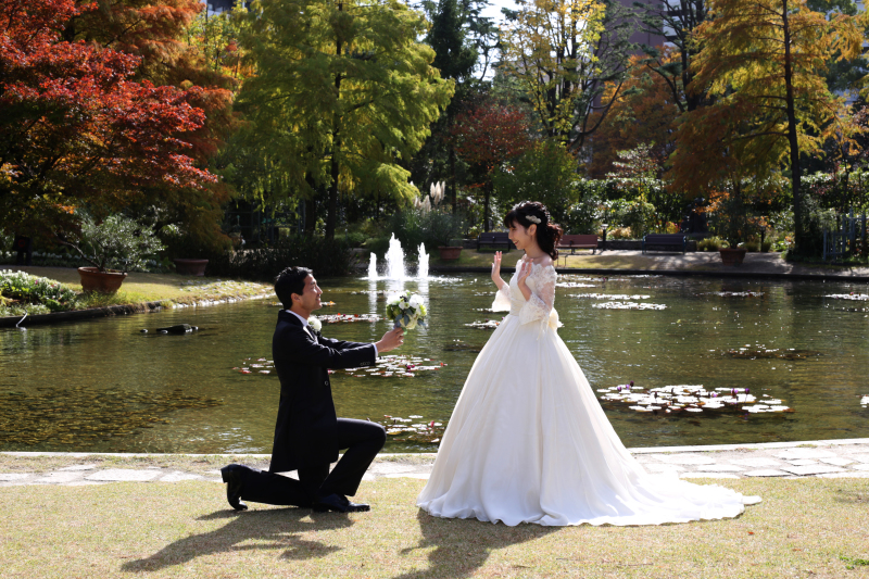 噴水の湧き出るガーデンでプロポーズ