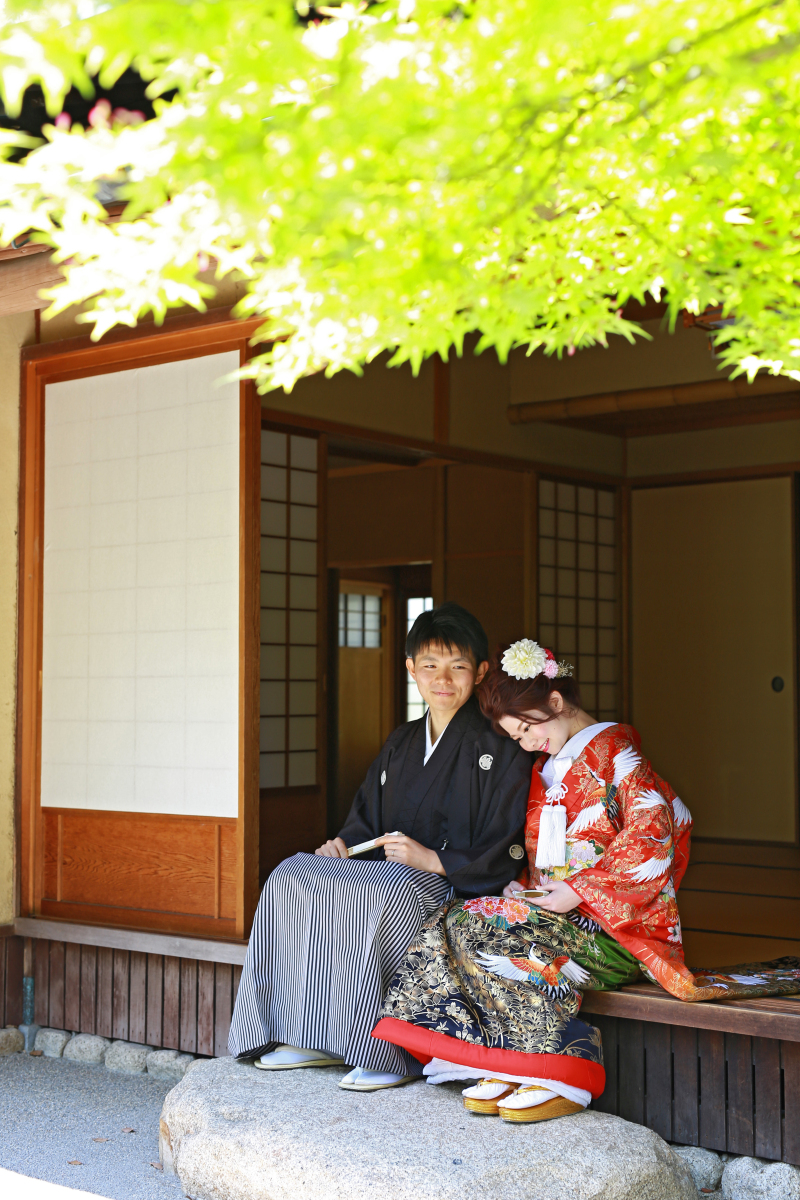 縁側に座って寄り添うカット