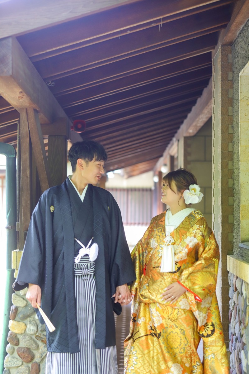 回廊で見つめ合う二人