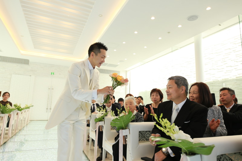 新郎がゲストからお花を集めます