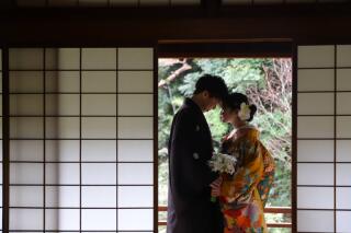 庭園に響くお二人の笑い声。持ち込みアイテムで彩る、自然体な和装ロケーション撮影