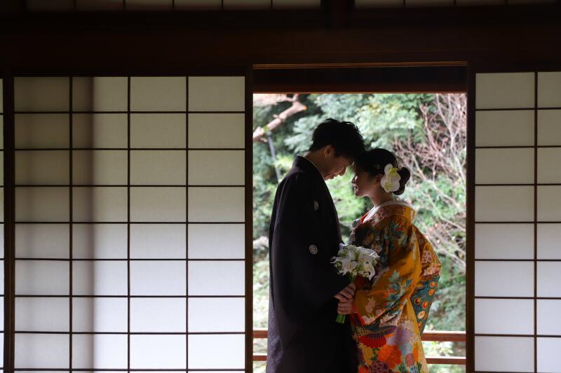 庭園に響くお二人の笑い声。持ち込みアイテムで彩る、自然体な和装ロケーション撮影