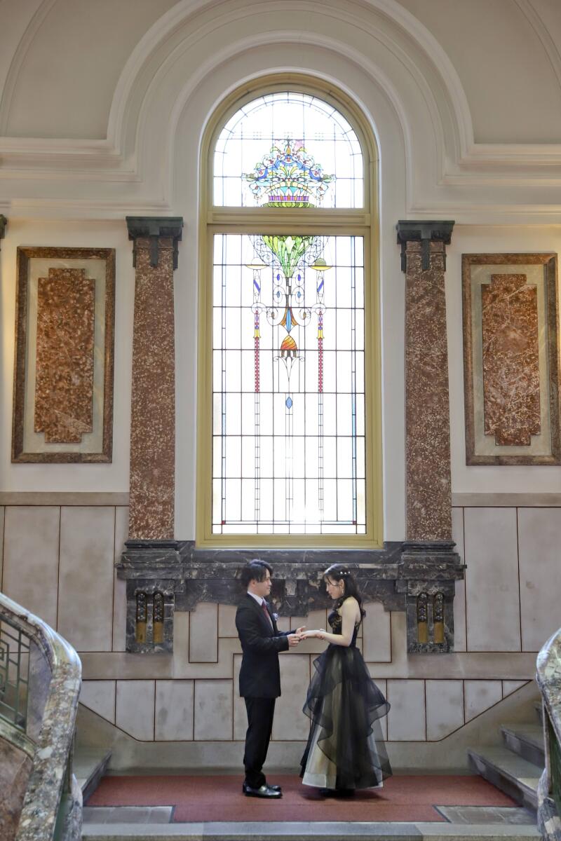 ステンドグラスの下で愛を誓う指輪交換
