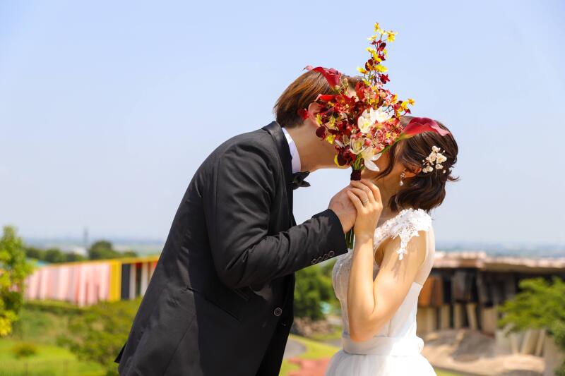 花束越しにそっと寄り添う