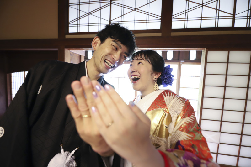 指輪のアップと