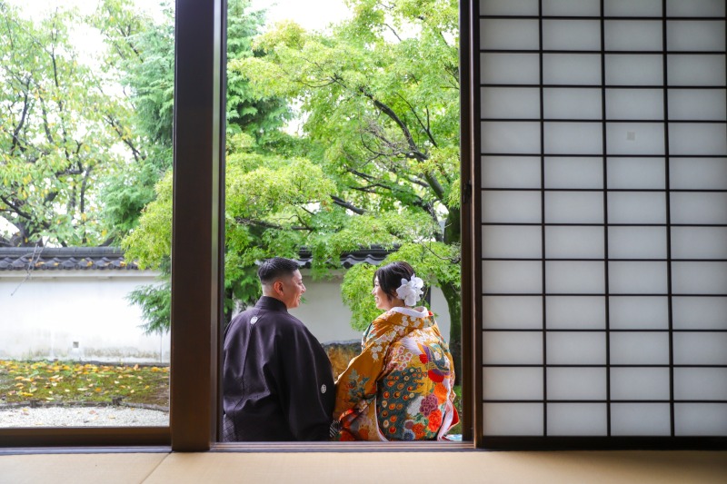 障子の向こうの庭を望む座り姿