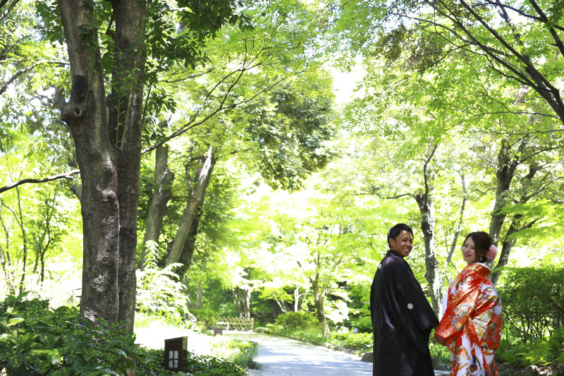 新緑に囲まれて振り向きカット