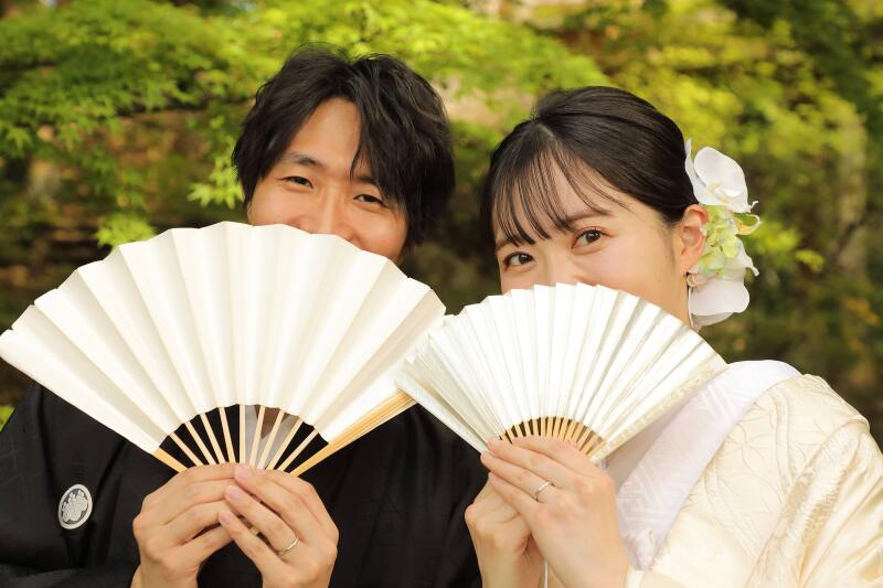 扇子で口元を隠してても目でニコニコ