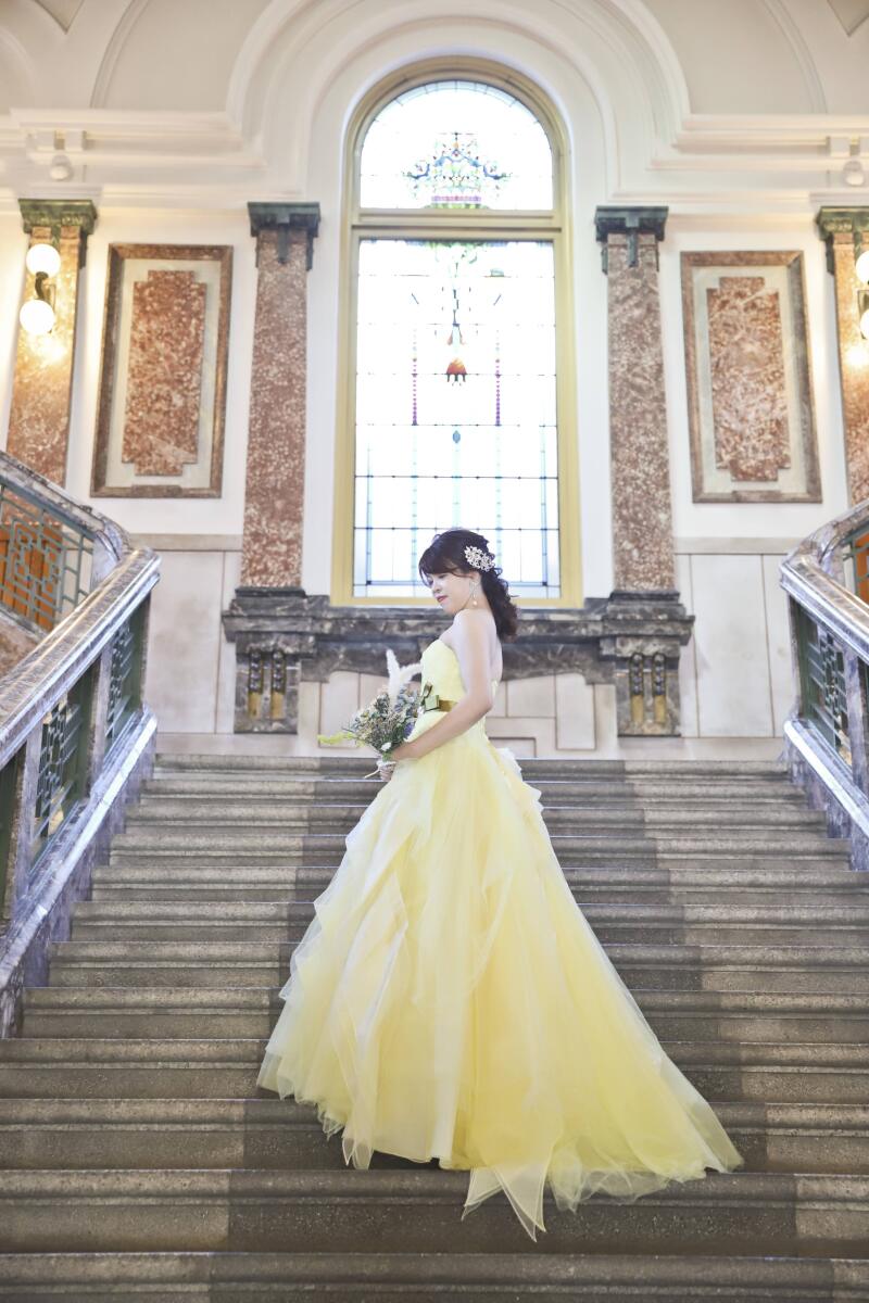 鮮やかなドレスのご新婦様のソロショット