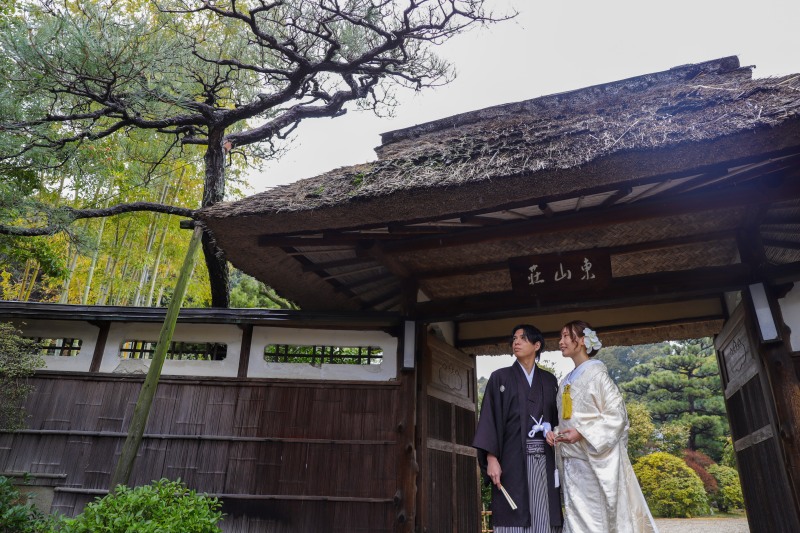 荘厳な門をくぐって