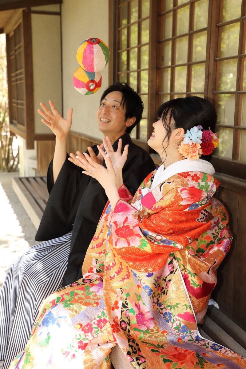 縁側で舞う色とりどりの毬