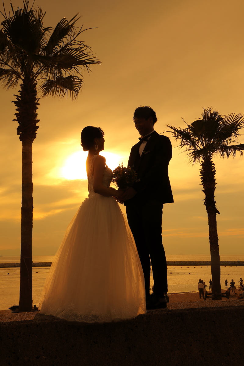夕焼けに浮かぶ二人のシルエット