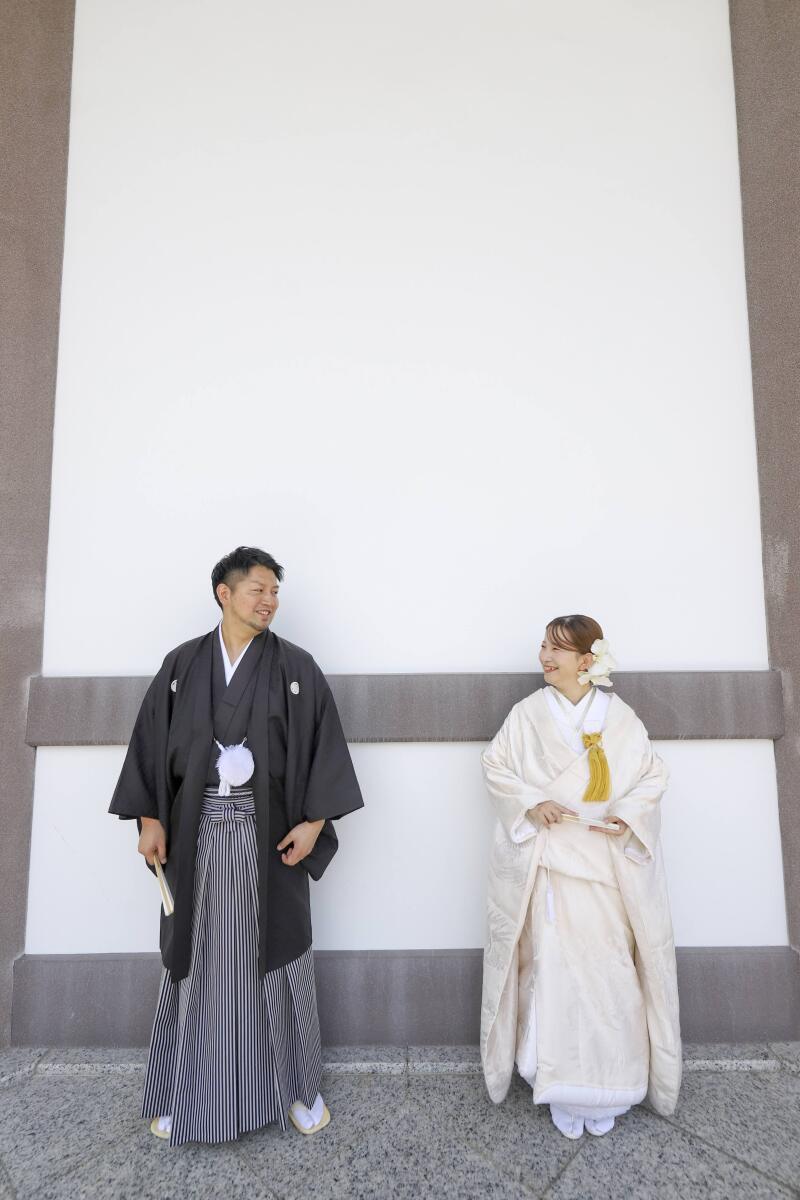 シンプルに白壁をバックに