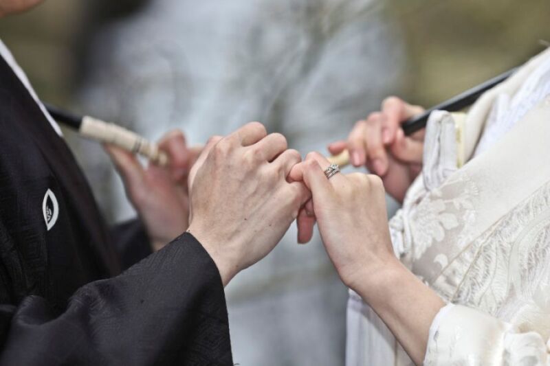 結ばれた手と指輪の輝き