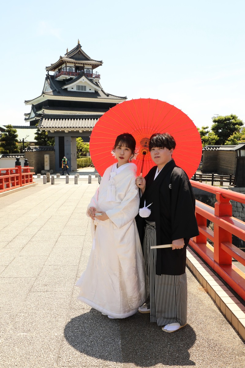 赤い橋とお城をバックに撮影開始