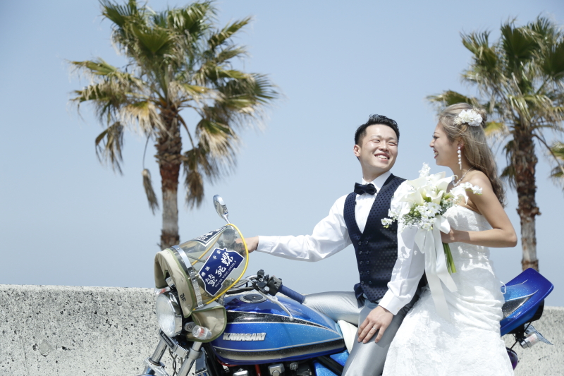 快晴の海で愛車のバイクと一緒にウエディングフォトを