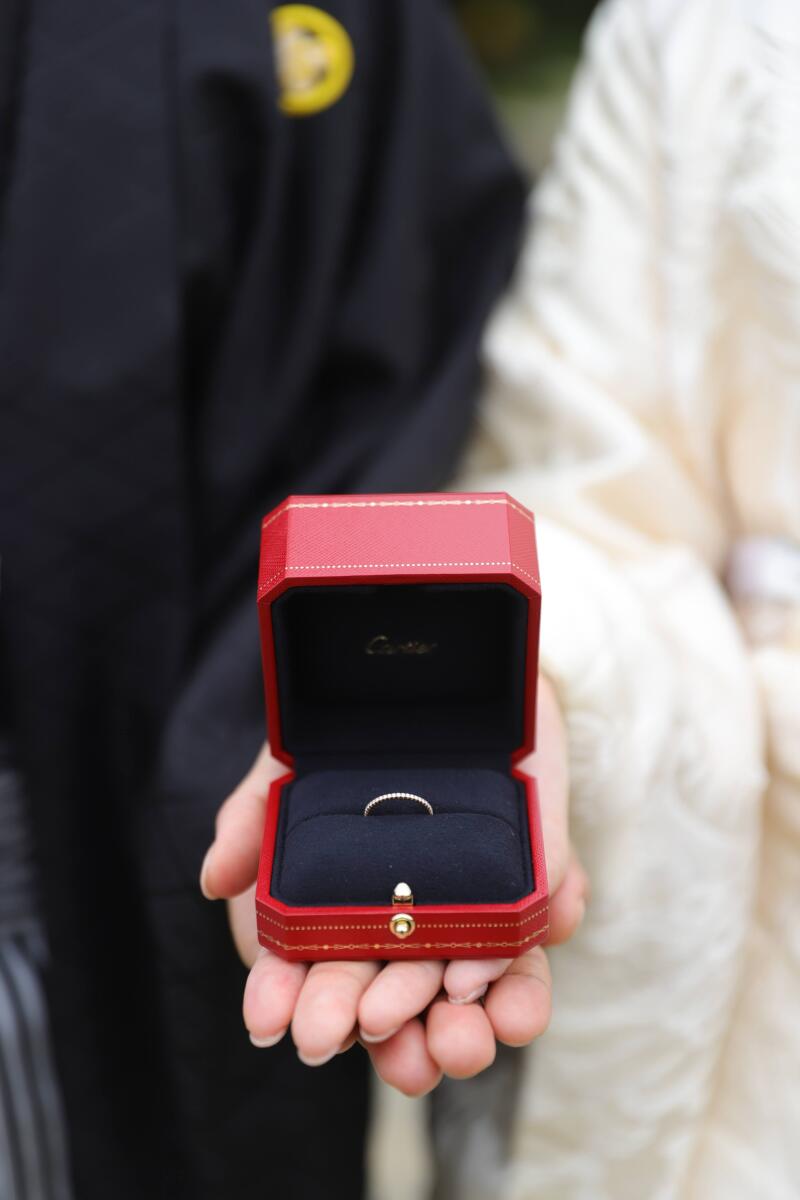 手のひらにそっと乗せた婚約指輪