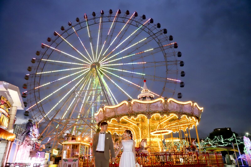 観覧車をバックに