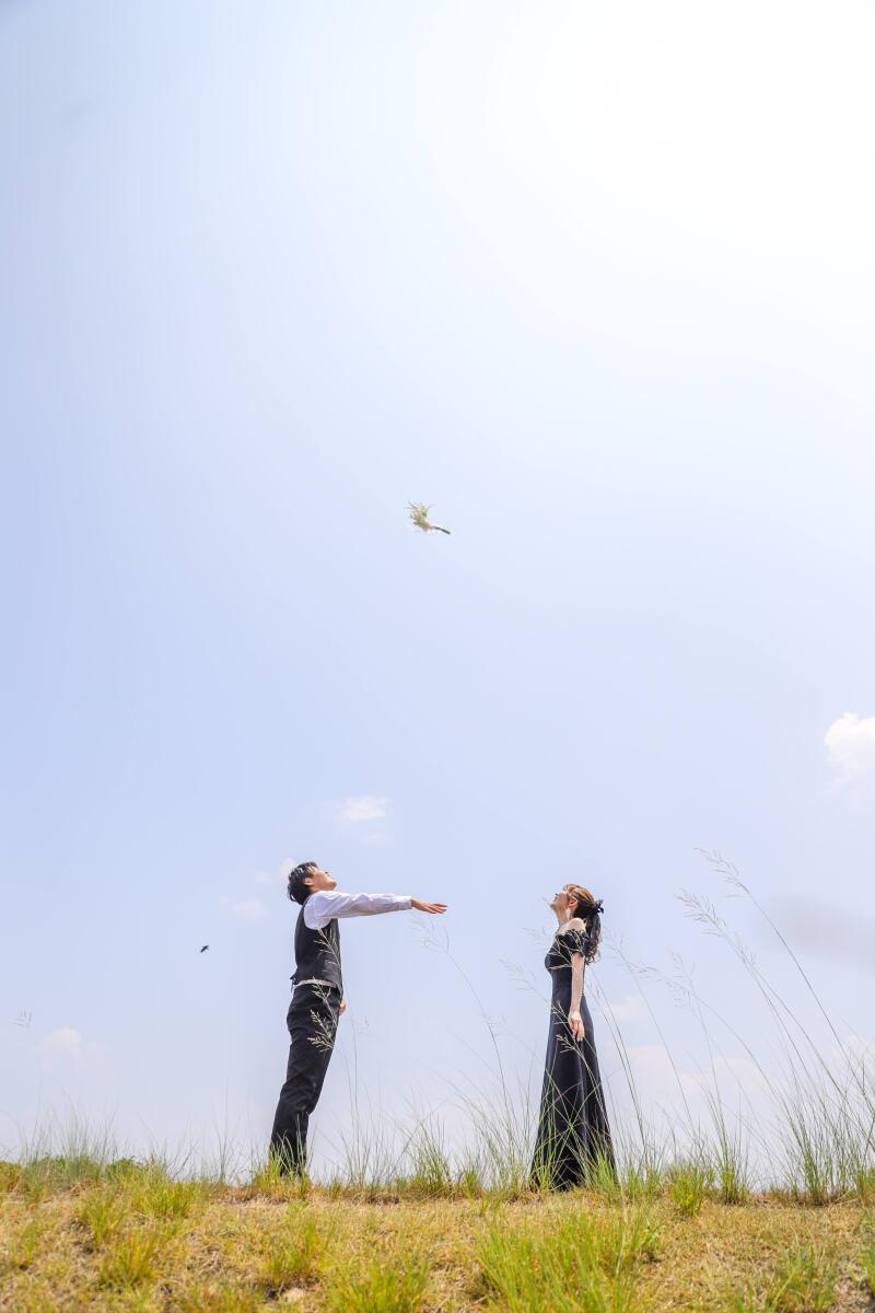 抜けるような青空に舞うブーケ