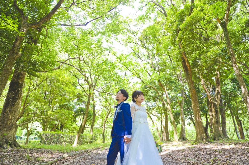 和装は和風な雰囲気でかっこよく、洋装は緑とひまわりのロケーション撮影