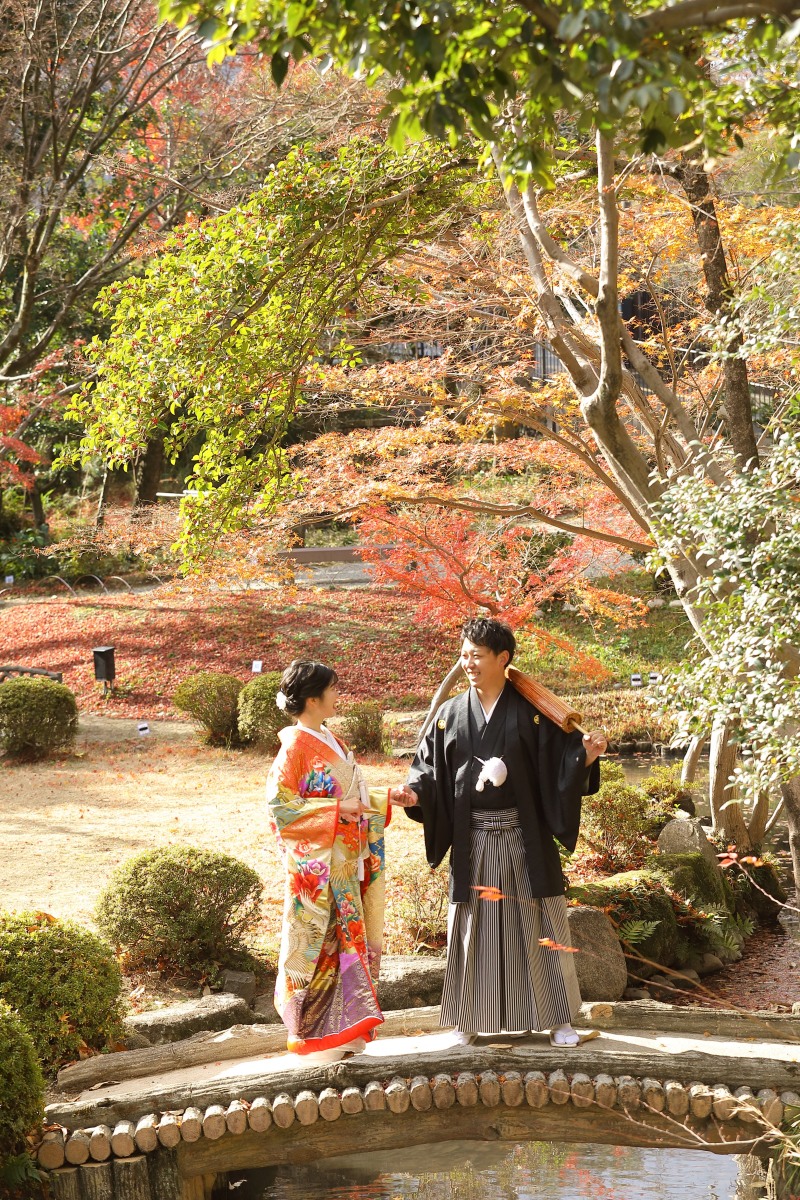 庭園の橋の上で