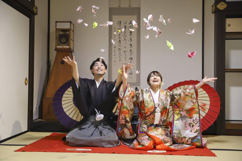 折ってきた折り鶴を放り投げて折り鶴シャワー