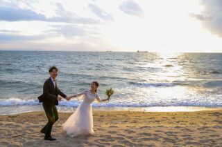 海辺のロケーションで叶える！お二人らしさが光る自然体なウェディングフォト撮影