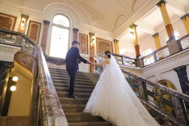 ご新郎様がご新婦様の手を引いてるカット撮影