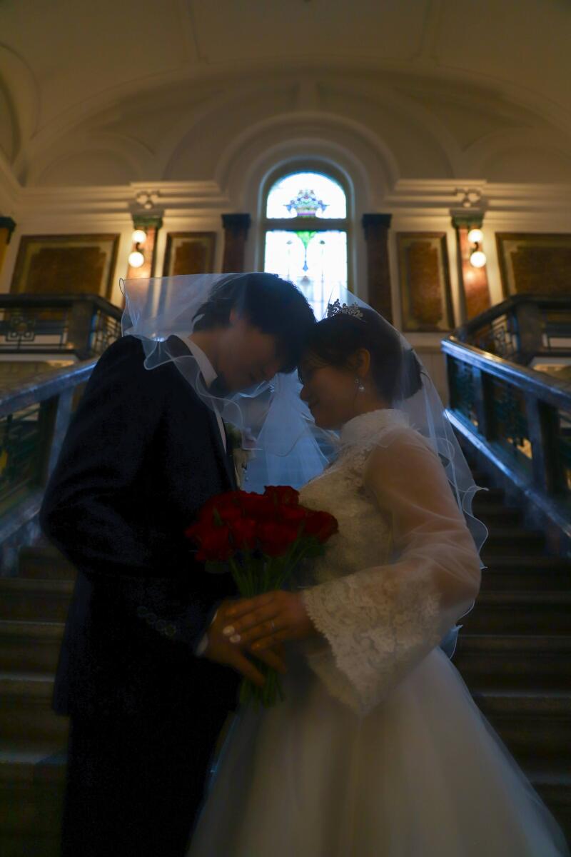 ベールに包まれた二人