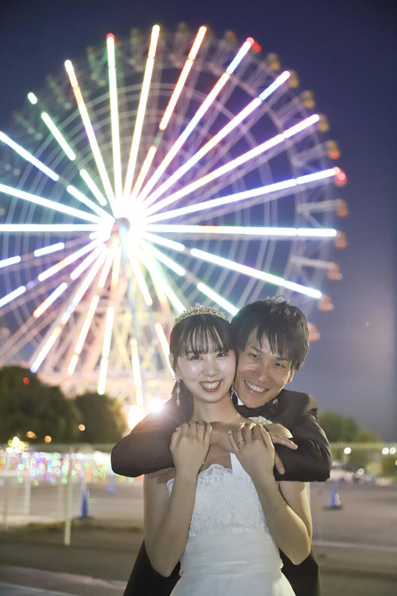 レインボーカラーの観覧車をバックに