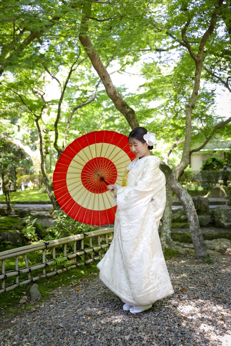 赤い和傘を使って白無垢のソロショット撮影