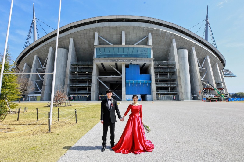 豊田スタジアムの外観をバックに