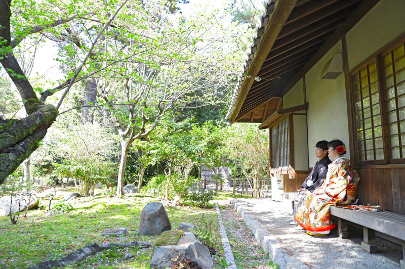 和風邸宅の縁側に座ってる風写真