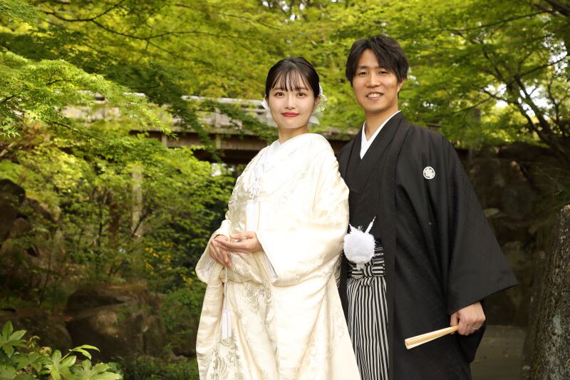 鮮やかな新緑をバックに、穏やかな笑顔が素敵な1枚