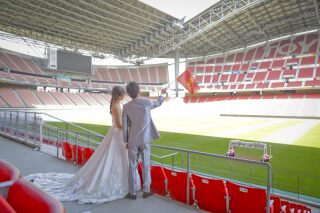 【豊田スタジアム】サッカーの聖地で紡ぐグレースーツ&times;白ドレスの後ろ姿フォト