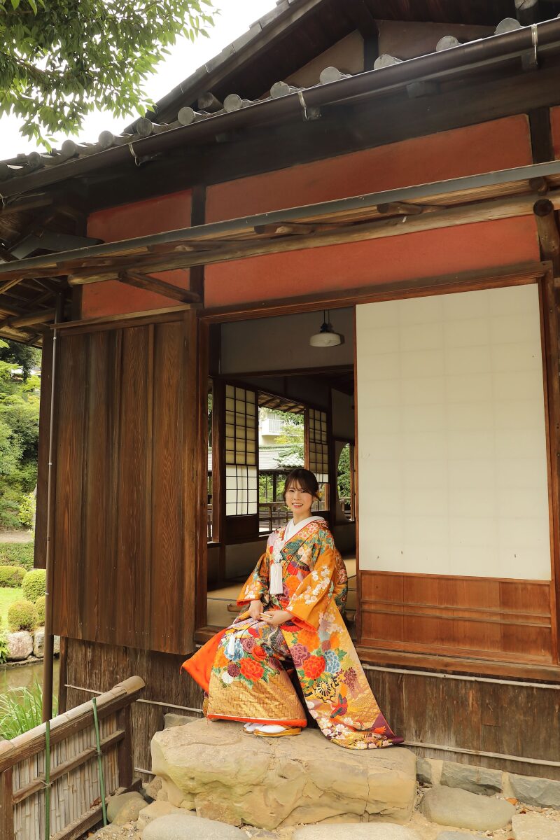 縁側にそっと腰掛ける花嫁のひととき