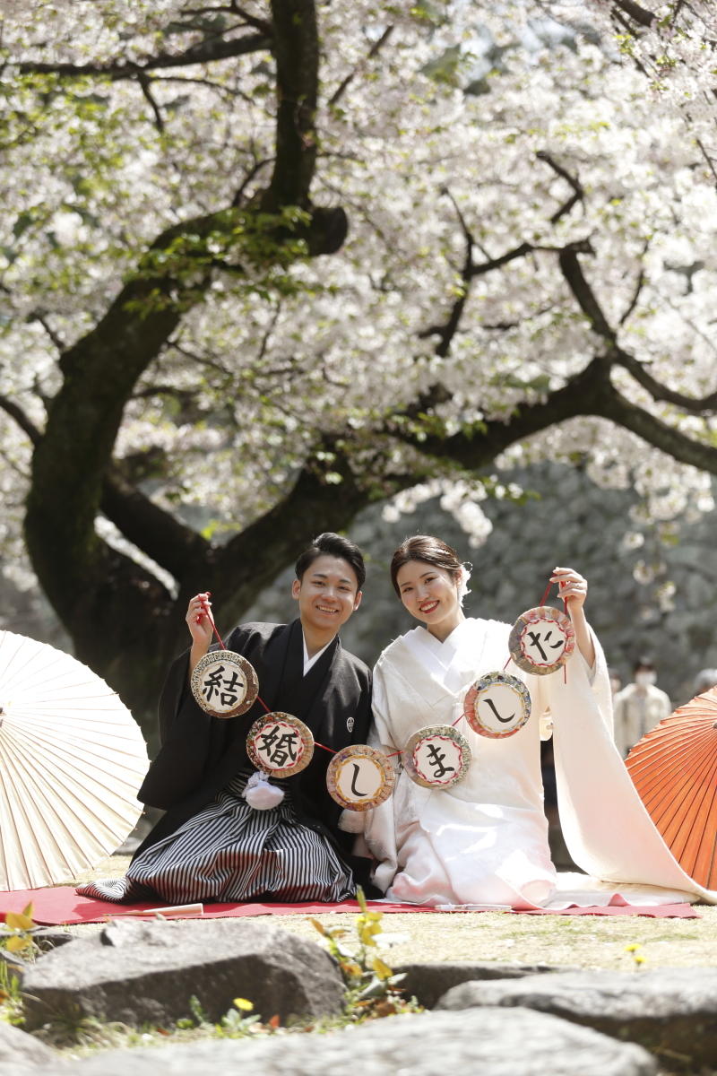 桜の木の下でガーランドを使って