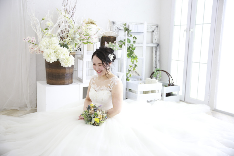 ウェディングドレスに着替えてスタジオ撮影開始
