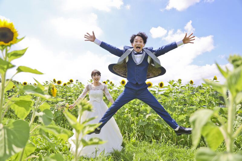 弾ける笑顔でジャンプ