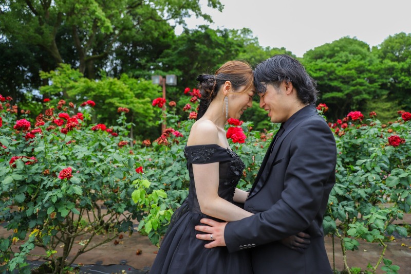 薔薇園で額を寄せて